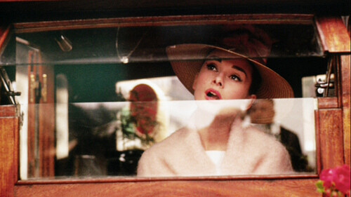 奥黛丽·赫本（Audrey Hepburn），1929年5月4日出生于比利时布鲁塞尔，英国电影和舞台剧女演员。代表作《罗马假日》《龙凤配》《蒂凡尼的早餐》《甜姐儿》《窈窕淑女》