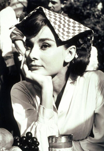 奥黛丽·赫本（Audrey Hepburn），1929年5月4日出生于比利时布鲁塞尔，英国电影和舞台剧女演员。代表作《罗马假日》《龙凤配》《蒂凡尼的早餐》《甜姐儿》《窈窕淑女》