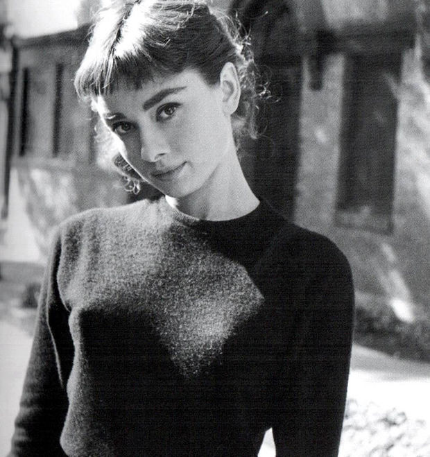 奥黛丽·赫本（Audrey Hepburn），1929年5月4日出生于比利时布鲁塞尔，英国电影和舞台剧女演员。代表作《罗马假日》《龙凤配》《蒂凡尼的早餐》《甜姐儿》《窈窕淑女》