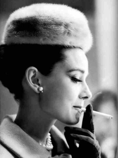 奥黛丽·赫本（Audrey Hepburn），1929年5月4日出生于比利时布鲁塞尔，英国电影和舞台剧女演员。代表作《罗马假日》《龙凤配》《蒂凡尼的早餐》《甜姐儿》《窈窕淑女》