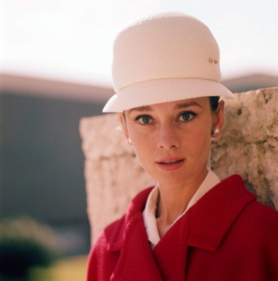 奥黛丽·赫本（Audrey Hepburn），1929年5月4日出生于比利时布鲁塞尔，英国电影和舞台剧女演员。代表作《罗马假日》《龙凤配》《蒂凡尼的早餐》《甜姐儿》《窈窕淑女》