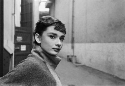 奥黛丽·赫本（Audrey Hepburn），1929年5月4日出生于比利时布鲁塞尔，英国电影和舞台剧女演员。代表作《罗马假日》《龙凤配》《蒂凡尼的早餐》《甜姐儿》《窈窕淑女》