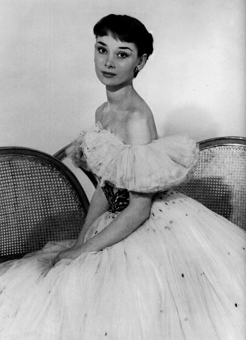 奥黛丽·赫本（Audrey Hepburn），1929年5月4日出生于比利时布鲁塞尔，英国电影和舞台剧女演员。代表作《罗马假日》《龙凤配》《蒂凡尼的早餐》《甜姐儿》《窈窕淑女》