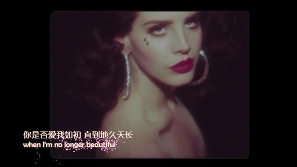 #Lana Del Rey 打雷姐＃《Young and beautiful》mv里面的惊艳回眸，让我蓦然心跳加速，似乎是回到了某个时候，我站在蒙蒙细雨雨中，她回眸看我的那一刻。“Will you still love me,When I'm no longer young and beautiful.”像是当初我说：无论是繁华俗世，还是纸醉金迷，我依旧爱你如初，直到地久天长。