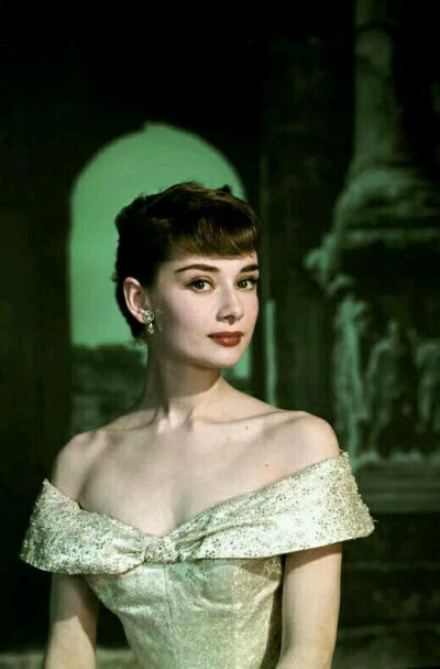 奥黛丽·赫本（Audrey Hepburn），1929年5月4日出生于比利时布鲁塞尔，英国电影和舞台剧女演员。代表作《罗马假日》《龙凤配》《蒂凡尼的早餐》《甜姐儿》《窈窕淑女》