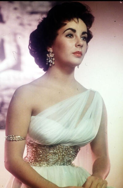 伊丽莎白·泰勒（Elizabeth Taylor，1932年2月27日—2011年3月23日），出生于英国伦敦，美国影视演员。代表作《埃及艳后》《战国佳人》《朱门巧妇》《夏日惊魂》《灵欲春宵》《青楼艳妓》