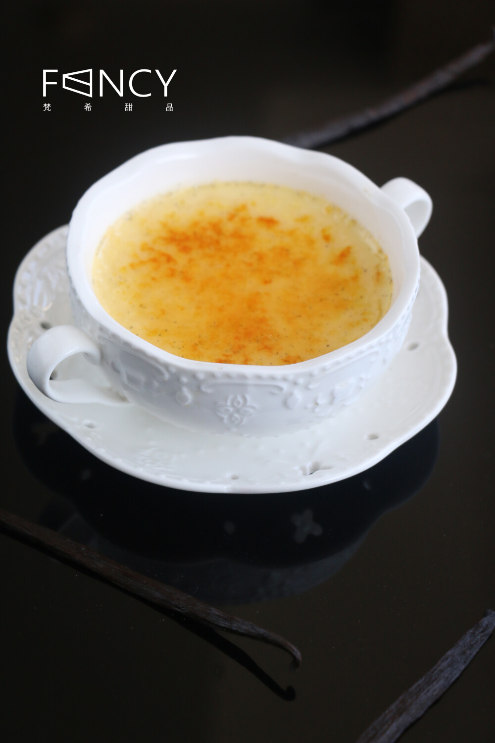  焦糖布丁 Creme Brulee 法式甜品 上层是琥珀色酥脆的焦糖，吃时用小银勺轻敲表面，焦糖片破碎，下面热热的蛋奶布丁和焦糖片一起入口，醇香滑嫩，妙不可言