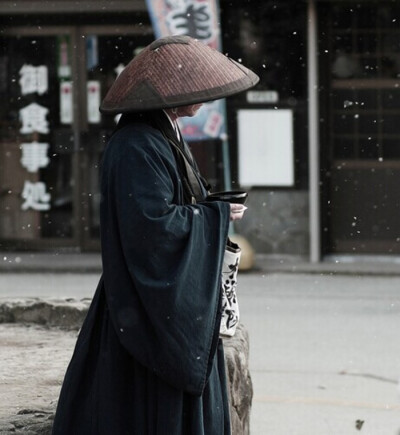 千百年来，先辈们总是把他们最珍贵的人生体悟教给后辈，那里面记录了一段又一段的心路历程，通向一个又一个超越的生命境界。
