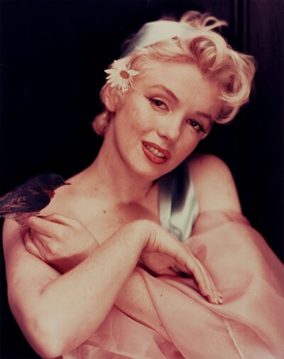 玛丽莲·梦露（Marilyn Monroe，1926-1962），1926年6月1日出生在加利福尼亚州洛杉矶市，美国女演员。代表作《热情似火》《七年之痒》《乱点鸳鸯谱》《游龙戏凤》《巴士站》