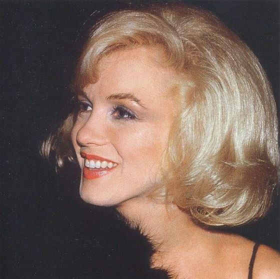 玛丽莲·梦露（Marilyn Monroe，1926-1962），1926年6月1日出生在加利福尼亚州洛杉矶市，美国女演员。代表作《热情似火》《七年之痒》《乱点鸳鸯谱》《游龙戏凤》《巴士站》