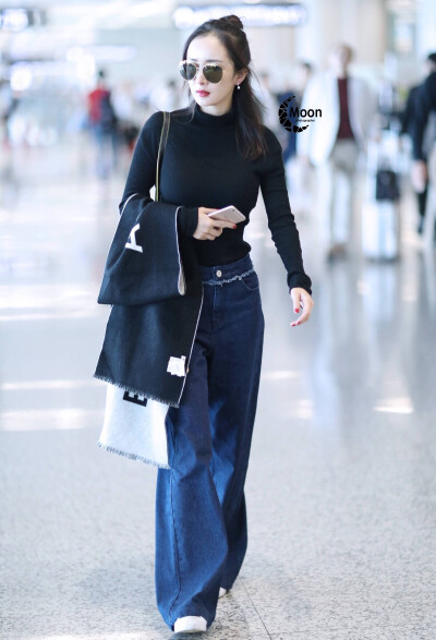 杨幂 围巾Balenciaga 斜挎包Celine Luggage