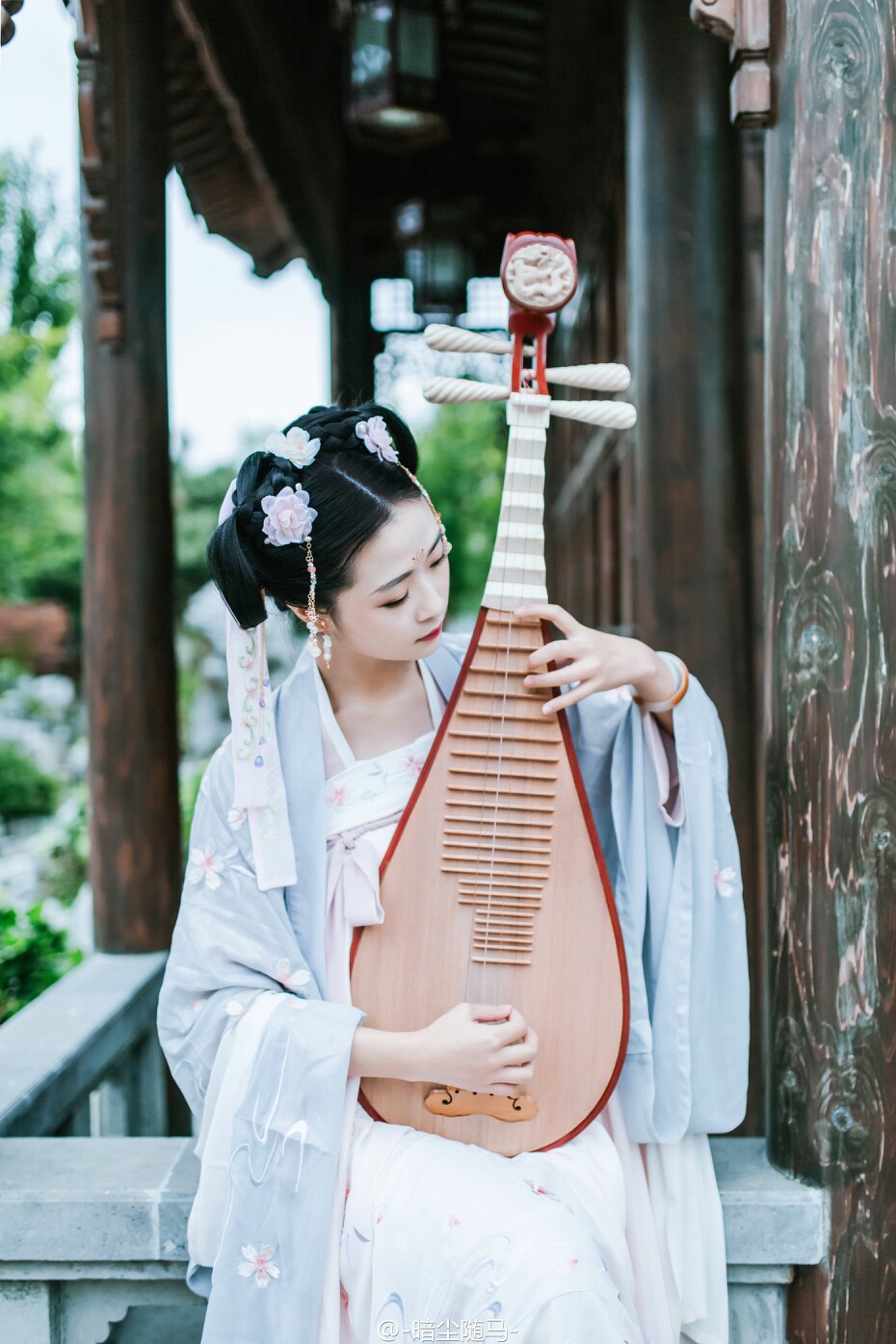 迎门高髻，倚扇清歌，银甲挑灯玉荷小。谁与我镜台同照？雨缠伞骨，露敲浮荷，抱琵琶闲过此秋，心事一叶风吹梢。