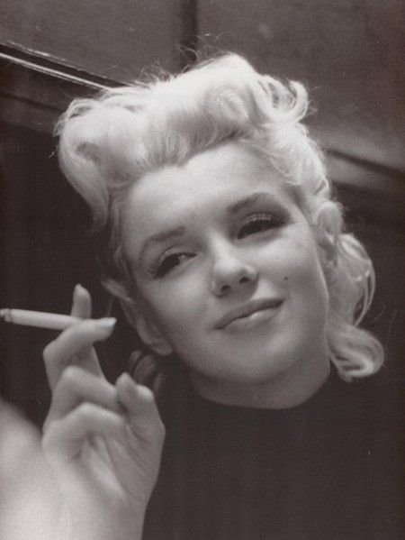 玛丽莲·梦露（Marilyn Monroe，1926-1962），1926年6月1日出生在加利福尼亚州洛杉矶市，美国女演员。代表作《热情似火》《七年之痒》《乱点鸳鸯谱》《游龙戏凤》《巴士站》
