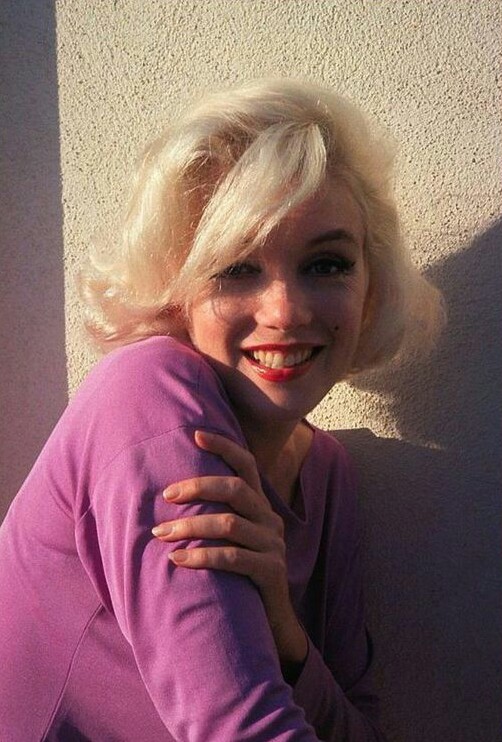 玛丽莲·梦露（Marilyn Monroe，1926-1962），1926年6月1日出生在加利福尼亚州洛杉矶市，美国女演员。代表作《热情似火》《七年之痒》《乱点鸳鸯谱》《游龙戏凤》《巴士站》