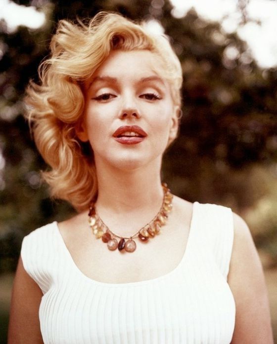 玛丽莲·梦露（Marilyn Monroe，1926-1962），1926年6月1日出生在加利福尼亚州洛杉矶市，美国女演员。代表作《热情似火》《七年之痒》《乱点鸳鸯谱》《游龙戏凤》《巴士站》