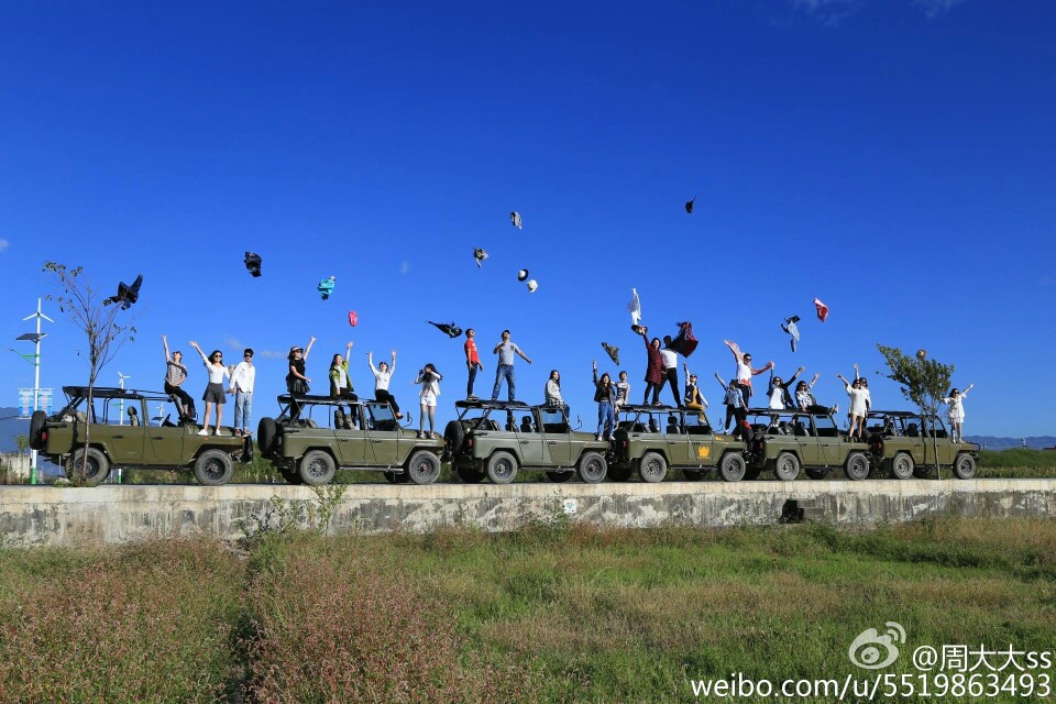 终于来到了心心念念的大理，还参加了@贱人龙团队 他们家的吉普车环洱海一日游，很期待，当然没让我失望，特别是我们的司机兼摄影师华哥，人特别好，拍照也很棒[haha]还想再来第二次