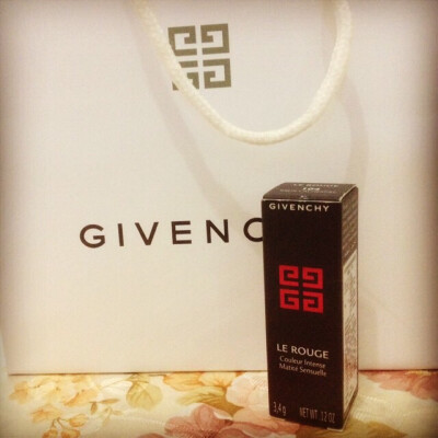 Givenchy小羊皮。