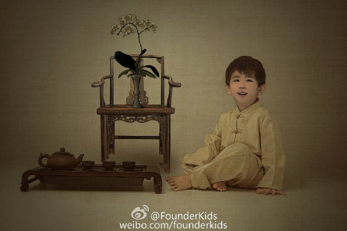 #Founder kids 高級定制攝影#
#定制親子photo & 客片展#
「古道邊 古樹下 微風徐徐」
「木屋裏 茶具旁 稚氣未消」
「笑顏開 純真相 定格瞬間」