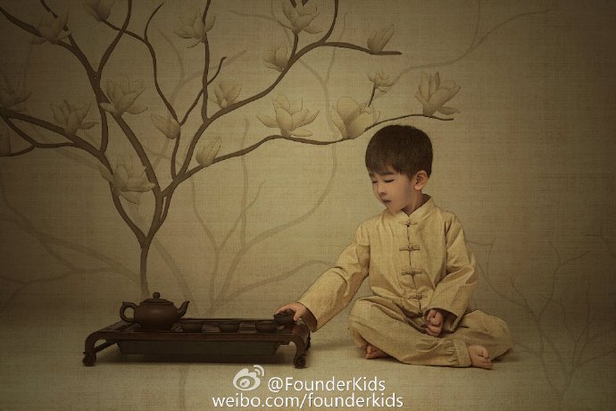 #Founder kids 高級定制攝影#
#定制親子photo & 客片展#
「古道邊 古樹下 微風徐徐」
「木屋裏 茶具旁 稚氣未消」
「笑顏開 純真相 定格瞬間」