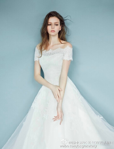 #GraceKelly婚纱礼服高级定制# 蕾丝是天生的戏骨，她既能当主角撑起全场，又能安安分分演好小配角；让她大肆华丽地铺满全身亦可，让它仅仅出现在惊鸿一瞥的裙角亦可，整场戏都是那么饱满好看。O价格套餐点击查询~