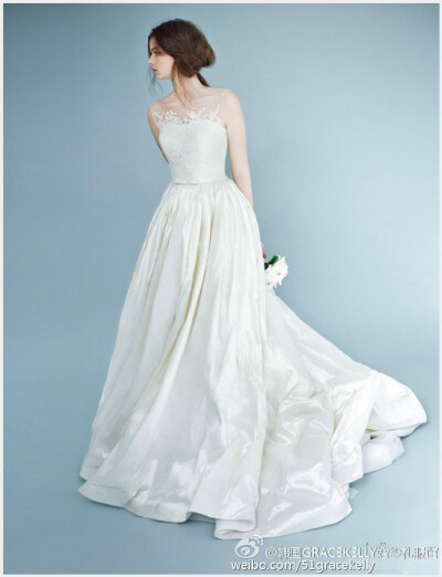 #GraceKelly婚纱礼服高级定制# 蕾丝是天生的戏骨，她既能当主角撑起全场，又能安安分分演好小配角；让她大肆华丽地铺满全身亦可，让它仅仅出现在惊鸿一瞥的裙角亦可，整场戏都是那么饱满好看。O价格套餐点击查询~