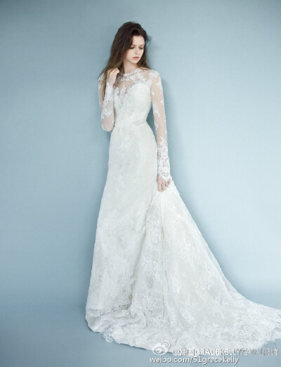#GraceKelly婚纱礼服高级定制# 蕾丝是天生的戏骨，她既能当主角撑起全场，又能安安分分演好小配角；让她大肆华丽地铺满全身亦可，让它仅仅出现在惊鸿一瞥的裙角亦可，整场戏都是那么饱满好看。O价格套餐点击查询~