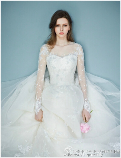 #GraceKelly婚纱礼服高级定制# 蕾丝是天生的戏骨，她既能当主角撑起全场，又能安安分分演好小配角；让她大肆华丽地铺满全身亦可，让它仅仅出现在惊鸿一瞥的裙角亦可，整场戏都是那么饱满好看。O价格套餐点击查询~