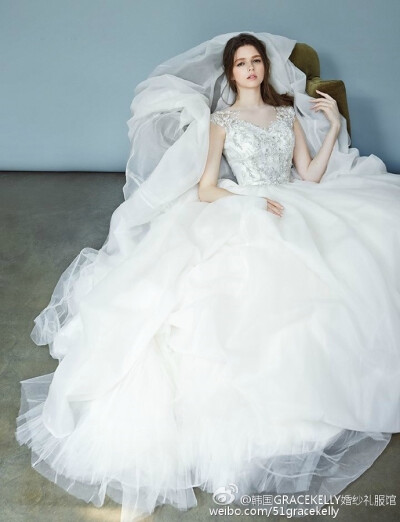 #GraceKelly婚纱礼服高级定制# 蕾丝是天生的戏骨，她既能当主角撑起全场，又能安安分分演好小配角；让她大肆华丽地铺满全身亦可，让它仅仅出现在惊鸿一瞥的裙角亦可，整场戏都是那么饱满好看。O价格套餐点击查询~