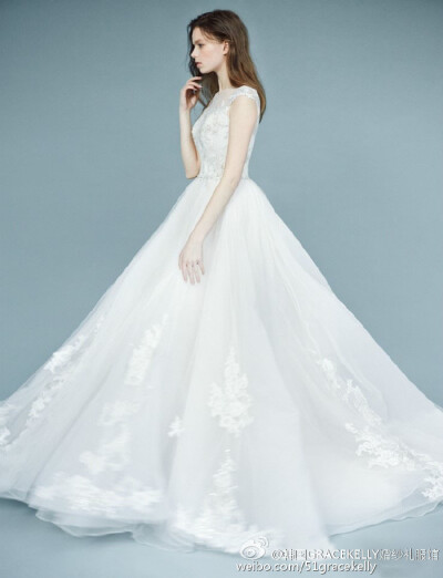 #GraceKelly婚纱礼服高级定制# 蕾丝是天生的戏骨，她既能当主角撑起全场，又能安安分分演好小配角；让她大肆华丽地铺满全身亦可，让它仅仅出现在惊鸿一瞥的裙角亦可，整场戏都是那么饱满好看。O价格套餐点击查询~