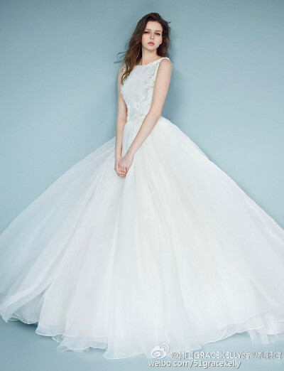 #GraceKelly婚纱礼服高级定制# 蕾丝是天生的戏骨，她既能当主角撑起全场，又能安安分分演好小配角；让她大肆华丽地铺满全身亦可，让它仅仅出现在惊鸿一瞥的裙角亦可，整场戏都是那么饱满好看。O价格套餐点击查询~