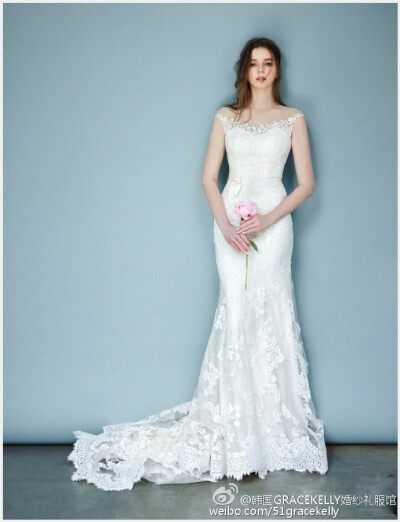 #GraceKelly婚纱礼服高级定制# 蕾丝是天生的戏骨，她既能当主角撑起全场，又能安安分分演好小配角；让她大肆华丽地铺满全身亦可，让它仅仅出现在惊鸿一瞥的裙角亦可，整场戏都是那么饱满好看。O价格套餐点击查询~