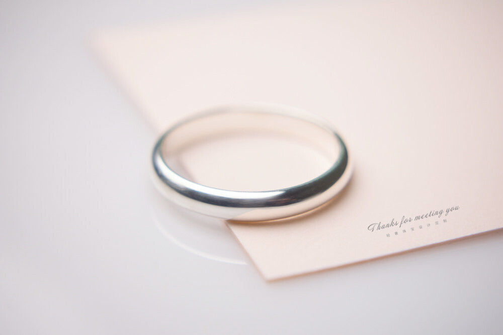 【梵尼洛芙珠宝】自定义素金对戒：在现代这个快餐的世界，永恒的爱情是奢侈品，但也更显珍贵，设计师希望爱情是唯一性的并能永久保存，所以素金戒指诞生了，宽厚自定义、爱情印记自定义、意大利手工定制工艺品质可靠，刻下相爱的人的誓言或者彼此的姓氏以及小约定...属于你们的爱情符号将永久保存。