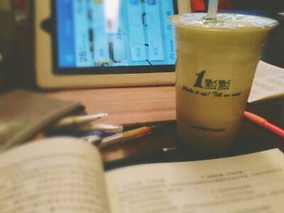 10.25 天空终于有了一丝阳光，下午心情一好买了杯【一点点四季春玛奇朵】，路上晃啊晃竟然把颜色给晃匀了，哈哈，好喝～