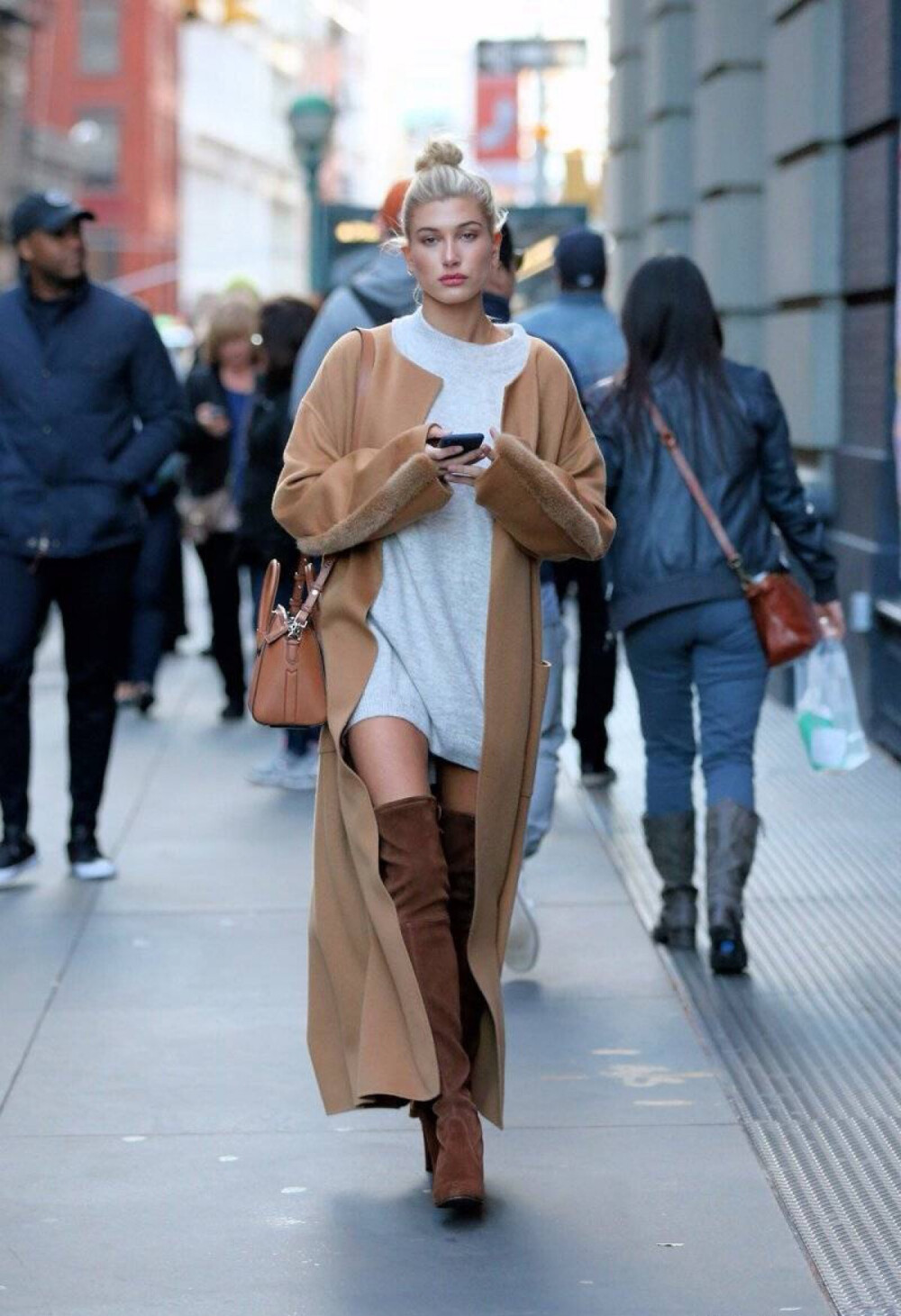  Hailey Baldwin 10月23日于纽约 SOHO 外出购物。一身简约单品搭配好耐看啊！包包：Givenchy，大衣：Cyclas，连身裙：Zara。