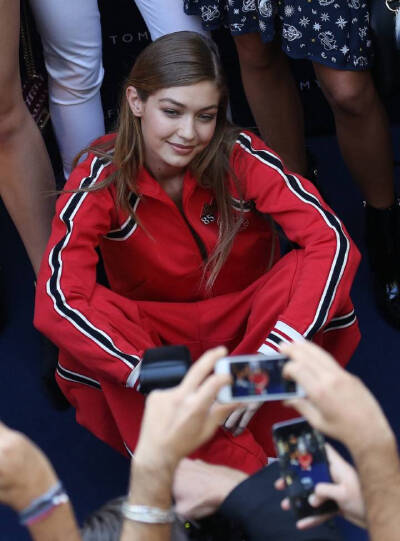 吉吉·哈迪德 (Gigi Hadid) 1995年4月23日生于美国洛杉矶，是美国新生代模特和电视名人。2014年，吉吉·哈迪德被《体育画报》评为模特新秀之一。 欧美 街拍 维秘 超模 