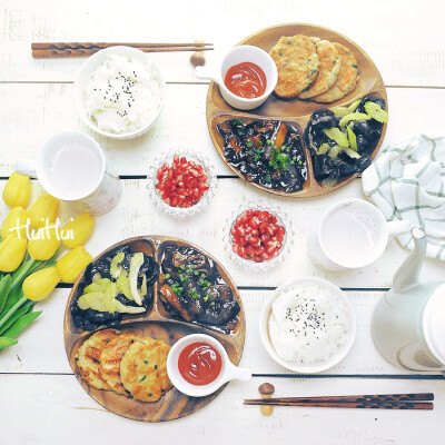 
早安，今日早餐：土豆鱼饼+红烧茄子+黑木耳炒西芹+花生浆+米饭+石榴。
土豆鱼饼好好吃！有土豆的香气又有鱼肉的鲜美，小朋友一定会喜欢，当然啦，我们大朋友也会很爱哒！这两天实在太忙，过两天就把食谱写出来哈！…