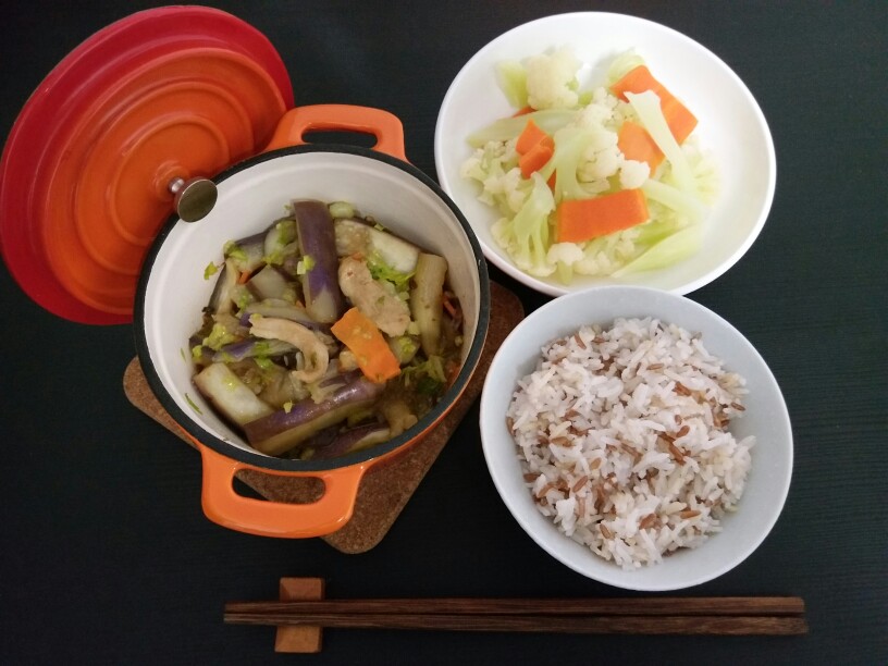 雞肉燒茄子，花菜，三色飯