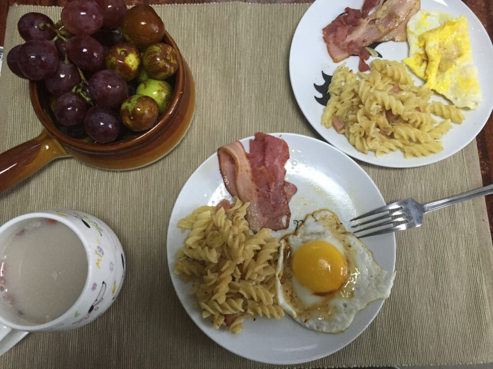 今日早餐：煎雞蛋+簡培根+奶油意面+蓮藕桂花牛奶羹+棗子+提子