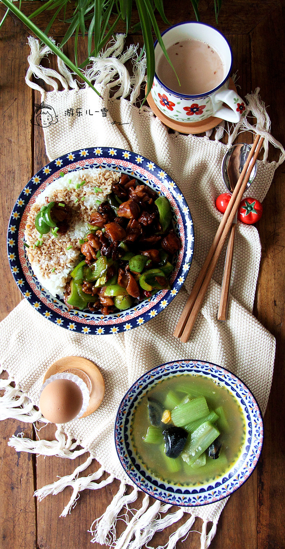 周四早餐：黄焖鸡米饭+丝瓜汤+白煮蛋+椰香奶茶
整理好一切，出摊啦[哈哈]！
不知道为啥，回来特别想吃中式早餐，昨天去超市买了鸡腿，早上去骨切块，做黄焖鸡，从四川买的野生小香菇，温水泡发，用香菇水炖鸡，看着锅子冒出热气，凉凉的早晨，厨房分外温暖。
炖鸡的时候，做丝瓜汤，放了咸蛋黄和皮蛋，味道鲜的不要不要哒~