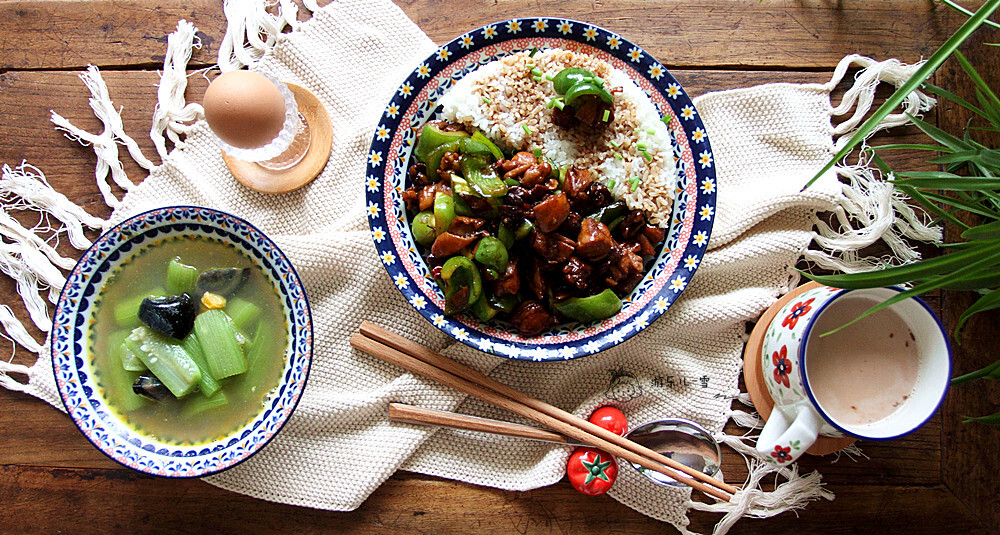 周四早餐：黄焖鸡米饭+丝瓜汤+白煮蛋+椰香奶茶
整理好一切，出摊啦[哈哈]！
不知道为啥，回来特别想吃中式早餐，昨天去超市买了鸡腿，早上去骨切块，做黄焖鸡，从四川买的野生小香菇，温水泡发，用香菇水炖鸡，看着锅子冒出热气，凉凉的早晨，厨房分外温暖。
炖鸡的时候，做丝瓜汤，放了咸蛋黄和皮蛋，味道鲜的不要不要哒~