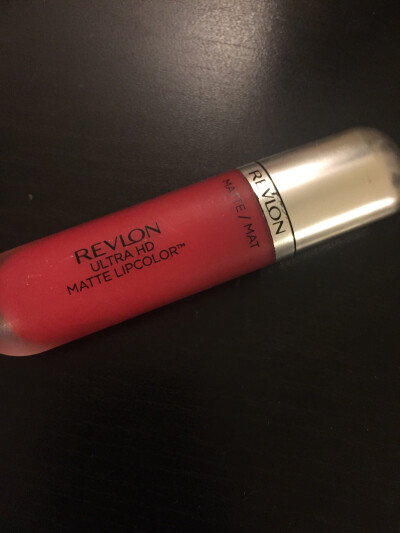 #种草机 Revlon露华浓HD哑光唇釉 色号似乎是625 质地柔滑 上嘴丝绒质地
不干不卡唇纹 易涂抹 不易掉色 味道是略浓草莓香草味 价格合理 很推荐