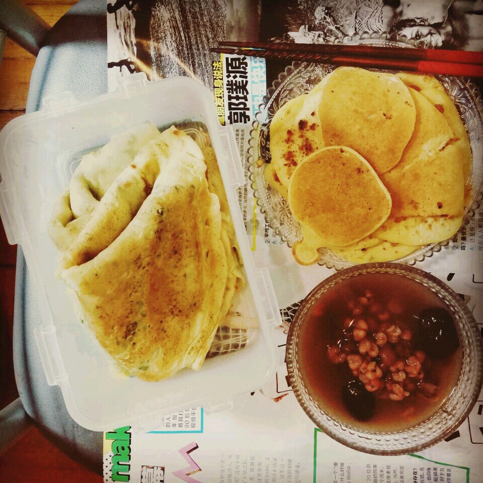 自己摊的鸡蛋煎饼 第一次做的香蕉饼 个炖了两个小时的红豆薏米红枣羹 完美