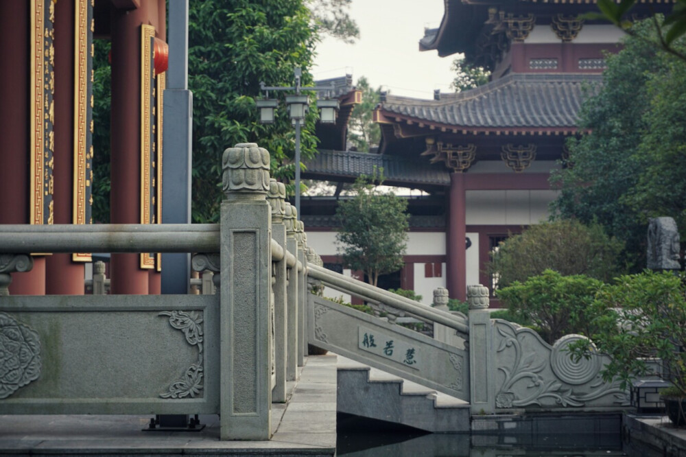 一念愚则般若绝，一念智则般若生。◎青秀山，观音禅寺