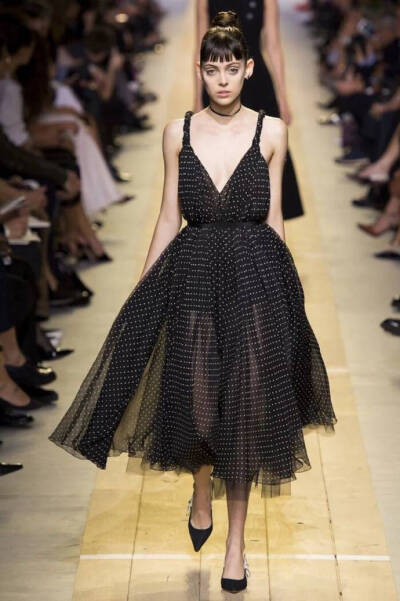 【馨衣霓裳】婚纱_礼服_嫁纱_时装 Christian Dior2017巴黎春夏时装周，女权主义主题的