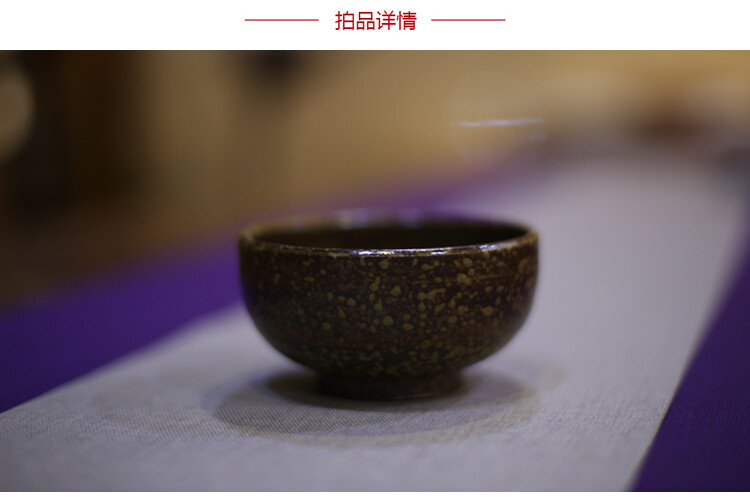 器世界精品青瓷茶具 #马越君青瓷作品 嘉德拍卖会作品 灰釉柴烧茶盏《秋迟》#茶碗 由于柴烧控制困难，人力、物力成本又高，所以对陶艺创作者来说无疑是项挑战，但柴烧作品浑厚内练的质感「火痕」与「灰釉」每每在作品上产生意想不到的效果，是柴烧的难得可贵和令入着迷的地。