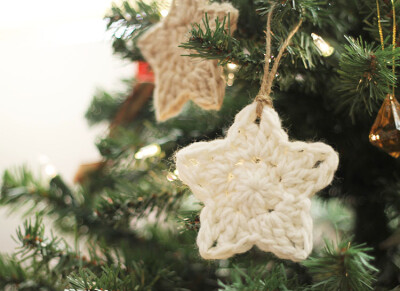 http://persialou.com/2015/12/crochet-star-ornaments-free-pattern.html