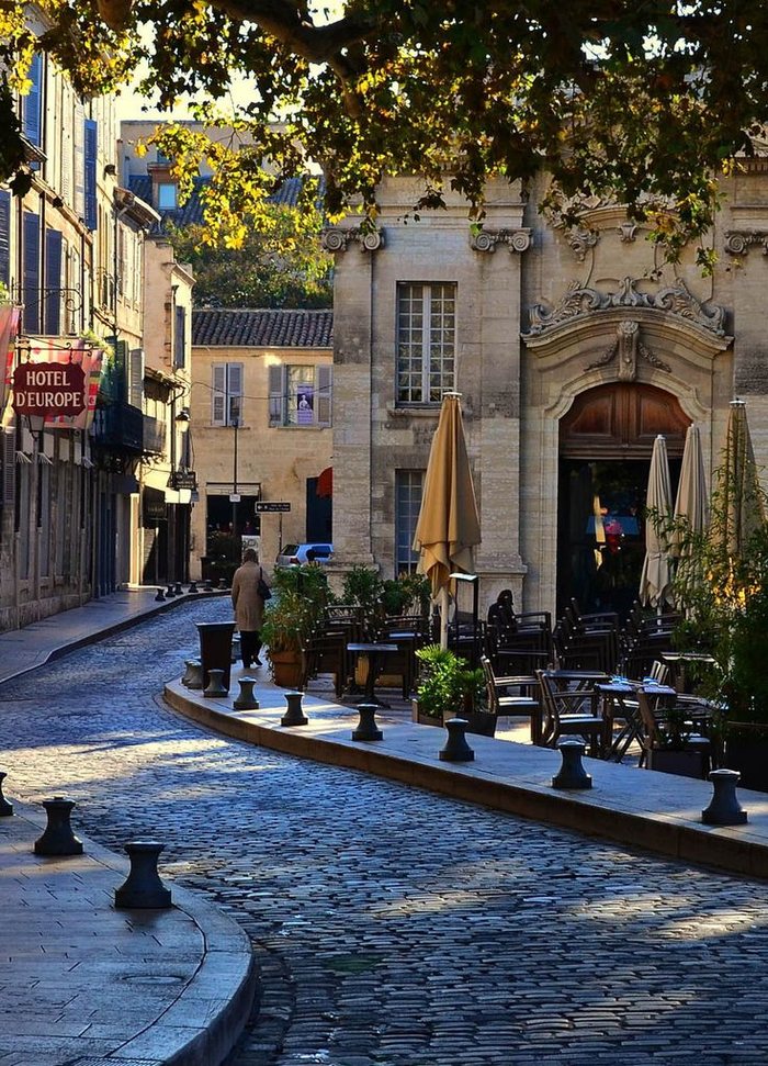 Avignon,Vaucluse, France。法国沃克吕兹省阿维尼翁，是世界历史文化名城，普罗旺斯的心脏，还被称为“教皇之城”。这里还是世界著名戏剧节阿维尼翁戏剧节的举办地，每年的7月这里就成为了戏剧爱好者的圣地。阿维尼翁被古城墙包围，景点集中在城墙内，步行或搭乘小火车是游览这座城市的最好方式。漫步街头，不同肤色、种族，打扮各异的游客与本地人成为一道独特的风景。街头人群来来往往，街角又是一番宁静祥和的气息。普罗旺斯的风情也在这个南法小城中得到了完美的诠释。