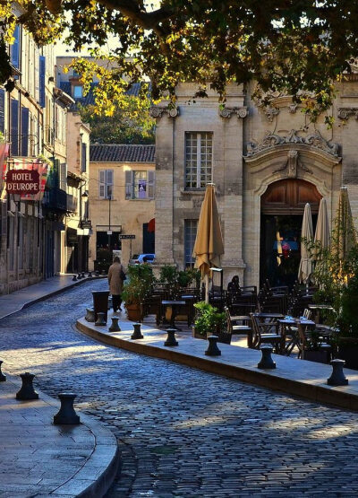 Avignon,Vaucluse, France。法国沃克吕兹省阿维尼翁，是世界历史文化名城，普罗旺斯的心脏，还被称为“教皇之城”。这里还是世界著名戏剧节阿维尼翁戏剧节的举办地，每年的7月这里就成为了戏剧爱好者的圣地。阿维尼…