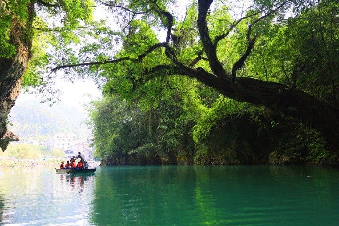 广西河池凤山县三门海，山崖将水环抱成湖，湖水湛蓝如海，因有三个天窗可乘船进入，如山中有海、海上有门，故名“三门海”。