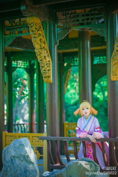 【cos】狐妖小红娘 涂山苏苏
涂山苏苏 cn: 溢灯灯
摄影：阿喵_帅不过三秒 化妆：溢灯灯 后期：溢灯灯 协力：溢灯灯